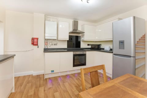 Kitchen or kitchenette, Dining area, dishwasher, minibar, pet friendly, stove, toaster