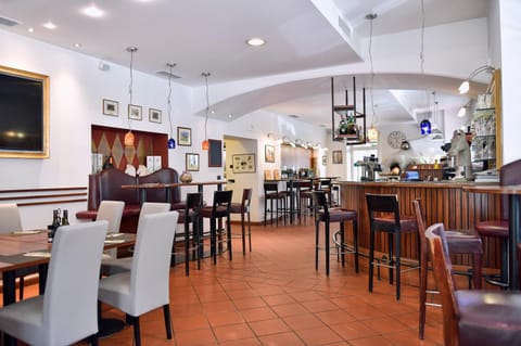 Restaurant/places to eat, Lounge or bar