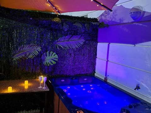 Évasion à deux, domaine prestigieux, jacuzzi et parking privés, piscine Apartment in Cannes