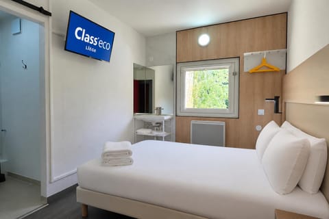 Toilet, Bed, Bathroom, Photo of the whole room, Bedroom, towels, wardrobe