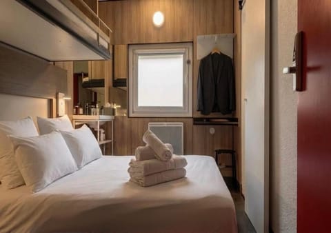 Shower, Bed, Bathroom, towels