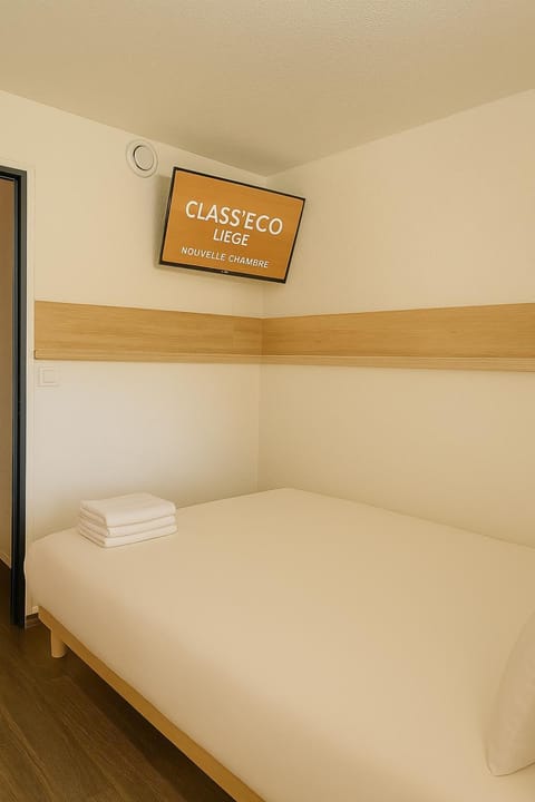 Bed, TV and multimedia, Photo of the whole room