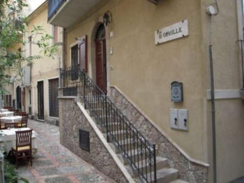 Facade/entrance