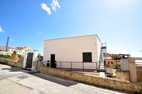 Property building, Balcony/Terrace, Street view