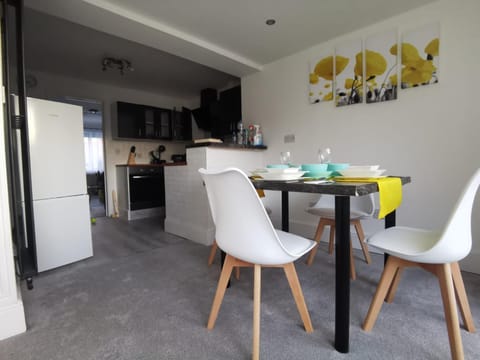 Kitchen or kitchenette, Seating area, Dining area