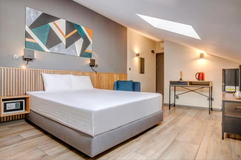 Photo of the whole room, Bedroom