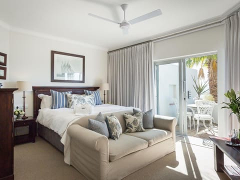 Bed, Seating area, Bedroom, fireplace