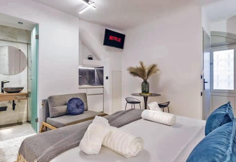 Bed, Photo of the whole room, Seating area, Bedroom, towels