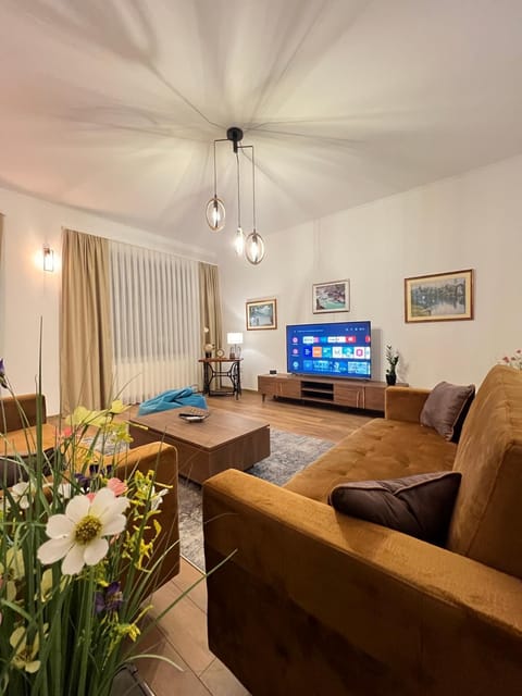 Communal lounge/ TV room, Living room, Seating area, City view