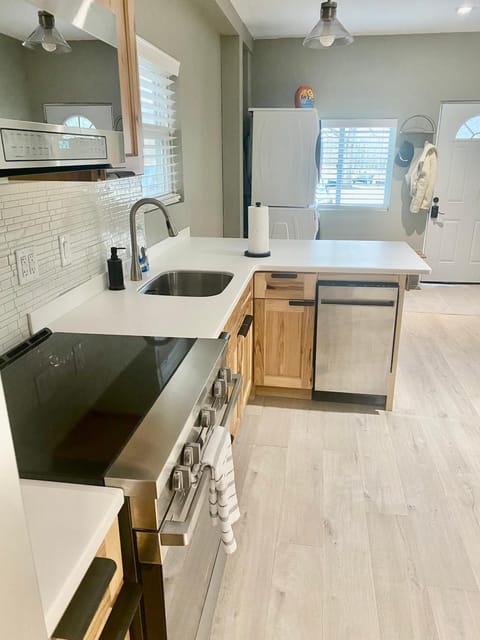 Kitchen or kitchenette, dishwasher, stove