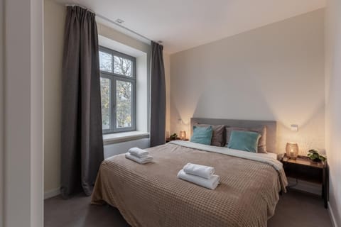 Bed, Bedroom, towels