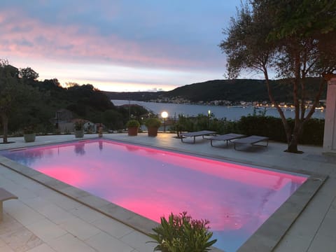 Hot Tub, Swimming pool