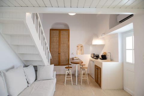 Bed, Kitchen or kitchenette, Living room, Seating area, Dining area