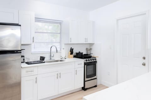 Beautiful Casita with King Bed and private patio Close to Calle 8, MIA Airport, Coral Gables House in Coral Gables