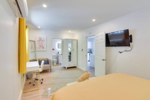 Beautiful Casita with King Bed and private patio Close to Calle 8, MIA Airport, Coral Gables House in Coral Gables