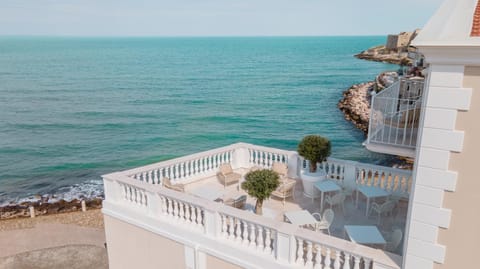 Property building, Restaurant/places to eat, Balcony/Terrace, Sea view, Breakfast