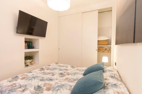 Bed, TV and multimedia, Bedroom, wardrobe