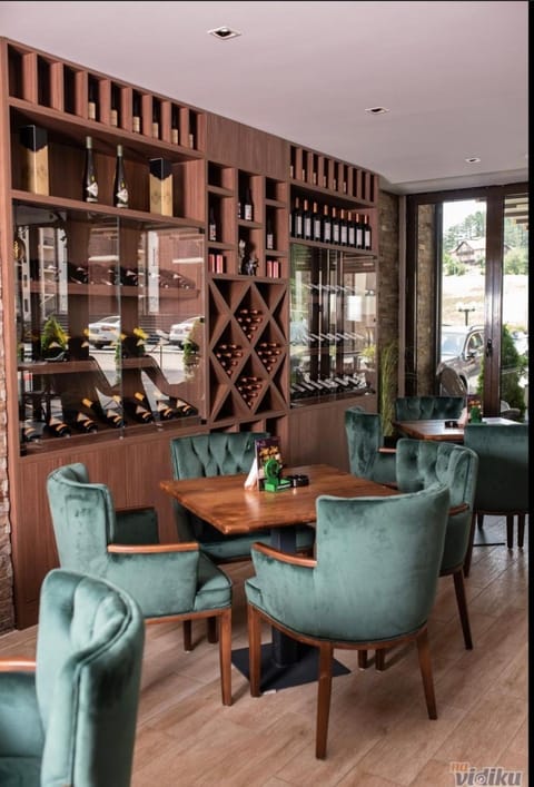 Restaurant/places to eat, Lounge or bar