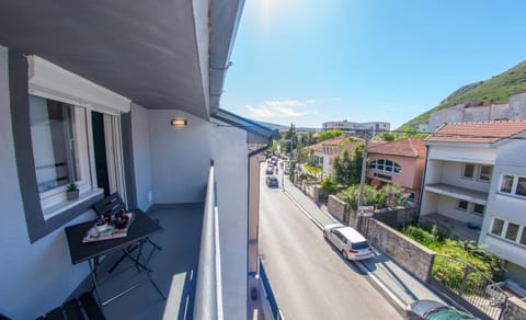 Balcony/Terrace, City view, Mountain view, Street view, Quiet street view