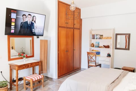 Bed, TV and multimedia, Photo of the whole room, Bedroom, wardrobe