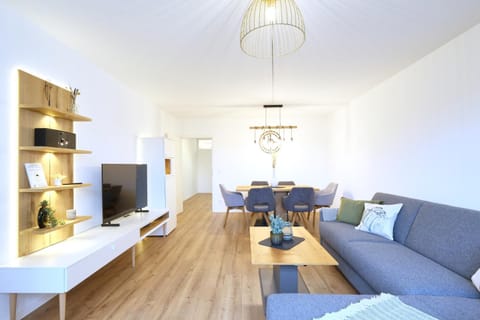 Communal lounge/ TV room, TV and multimedia, Living room, Seating area, Dining area