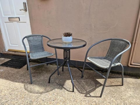 NEWLY Refurbed - Large Studio Apt With Private Parking Apartment in Exeter