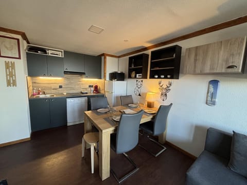Kitchen or kitchenette, Dining area, stove