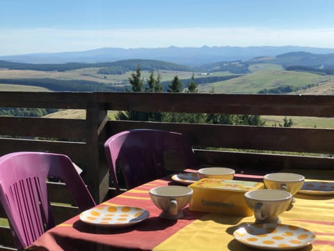 Natural landscape, View (from property/room), Balcony/Terrace, Dining area, Mountain view