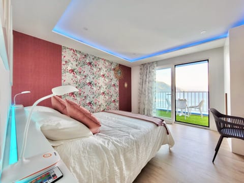 Bed, View (from property/room), Balcony/Terrace, Bedroom, Sea view