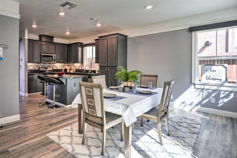 Modern Sacramento House about 12 Mi to Downtown! House in Sacramento