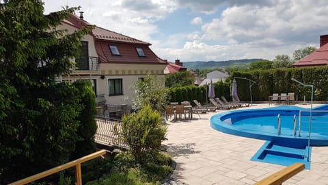Property building, Patio, Activities, Garden, Garden, Balcony/Terrace, Balcony/Terrace, Seating area, Garden view, Mountain view, Pool view