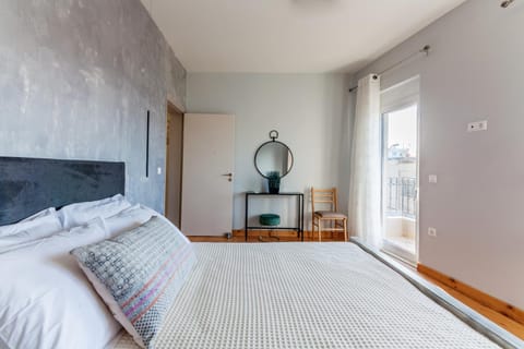 Bed, View (from property/room), View (from property/room), Balcony/Terrace, Balcony/Terrace, Bedroom, City view, City view, Landmark view, Landmark view, Sea view, Sea view, Street view, Street view, Quiet street view