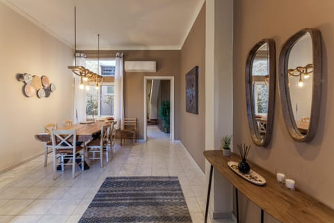 Day, Dining area, air conditioner, air conditioner