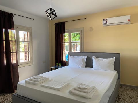 Photo of the whole room, Bedroom, air conditioner