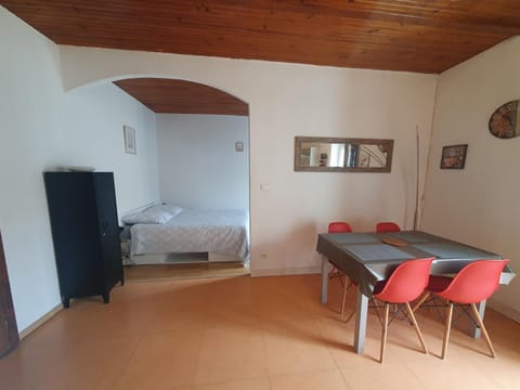 Bed, Photo of the whole room, Dining area