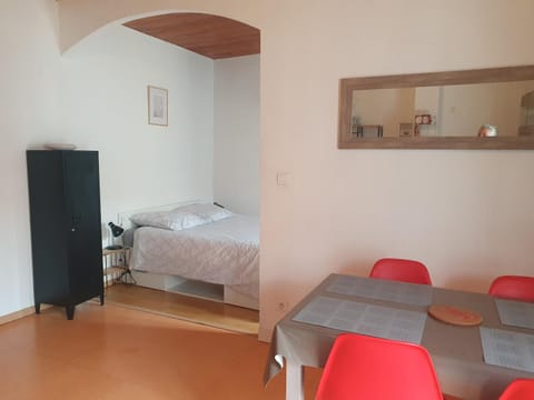 Photo of the whole room, Dining area