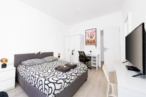 Bed, TV and multimedia, Bedroom