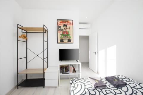 Bed, TV and multimedia, Photo of the whole room, Bedroom, air conditioner