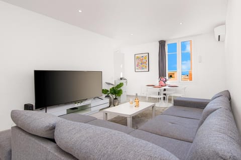 Communal lounge/ TV room, TV and multimedia, Living room