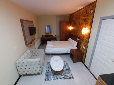 Bed, TV and multimedia, Bedroom, towels