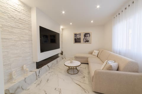 Communal lounge/ TV room, TV and multimedia, Living room, Seating area, Dining area