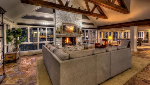 Country Roads House in Blue Ridge Lake