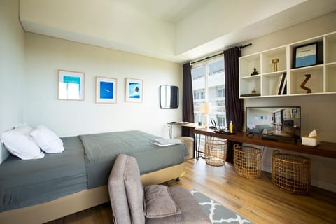 Bed, Seating area, Bedroom