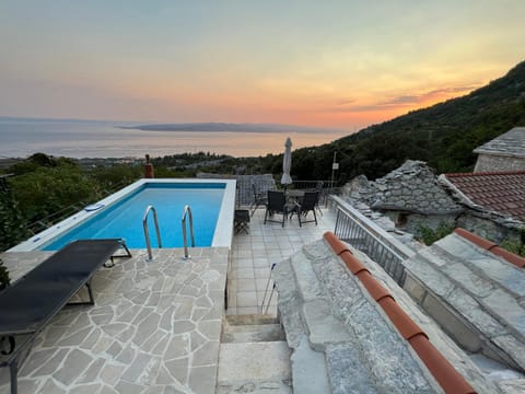 Natural landscape, Balcony/Terrace, Mountain view, Sea view, Swimming pool, Sunrise, Sunset, sunbed
