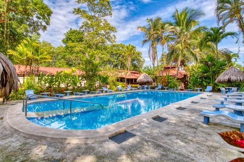Restaurant/places to eat, Food and drinks, Seating area, Swimming pool, locker