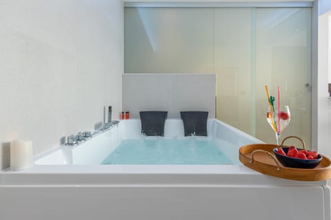 Hot Tub, Massage