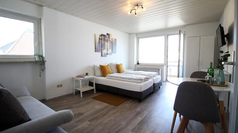 Bed, TV and multimedia, Photo of the whole room, Seating area, Bedroom