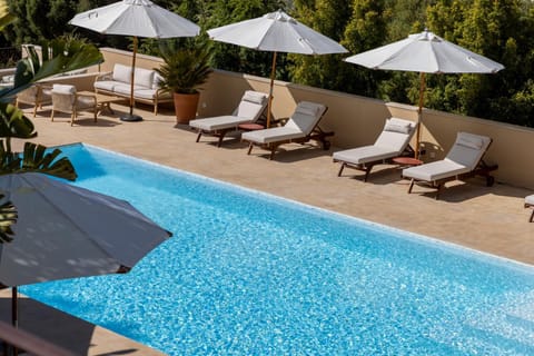 Patio, Swimming pool, sunbed