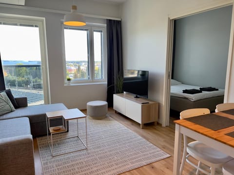 Communal lounge/ TV room, TV and multimedia, View (from property/room), View (from property/room), Living room, Seating area, Dining area, Evening entertainment, City view, Lake view