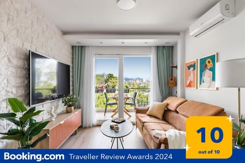 Communal lounge/ TV room, TV and multimedia, Living room, Evening entertainment, Certificate/Award, air conditioner
